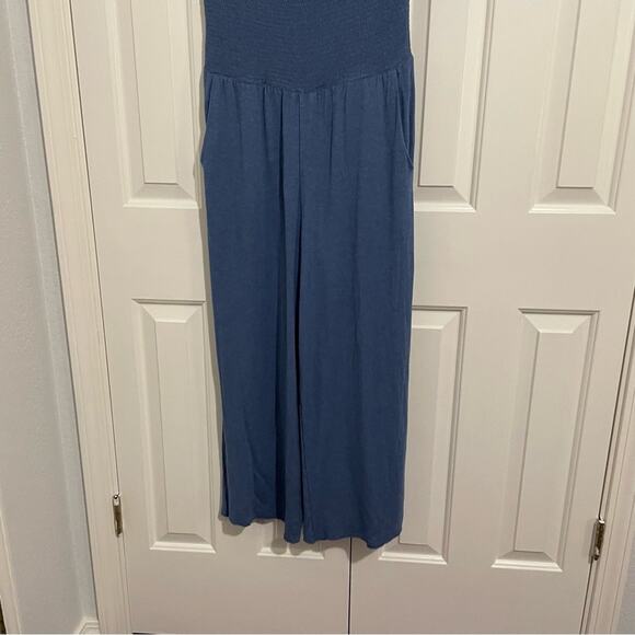 Soft Surroundings Blue Chambray Smocked Wide Leg Cropped Jumpsuit Womens M - Picture 2 of 10